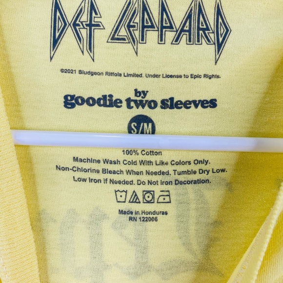 Def Leppard Graphic Band T-Shirt Yellow Triangle Logo Swimming Pool Dive… - Picture 8 of 9